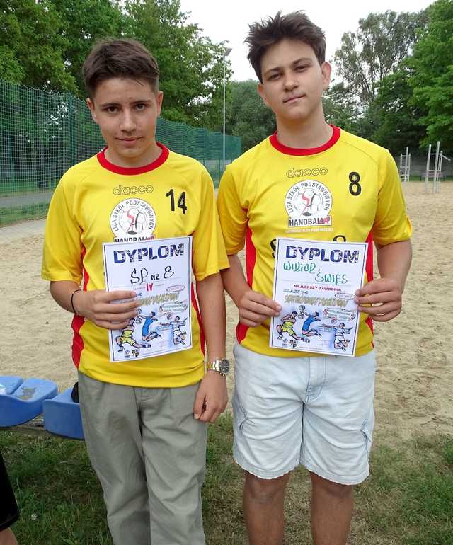 [FOTO] Zacięta rywalizacja chłopców z klas 7-8 w plażówce rozstrzygnięta