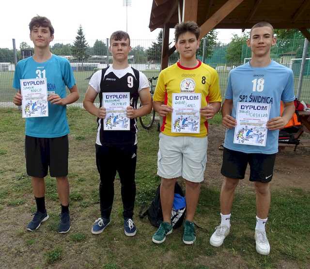 [FOTO] Zacięta rywalizacja chłopców z klas 7-8 w plażówce rozstrzygnięta