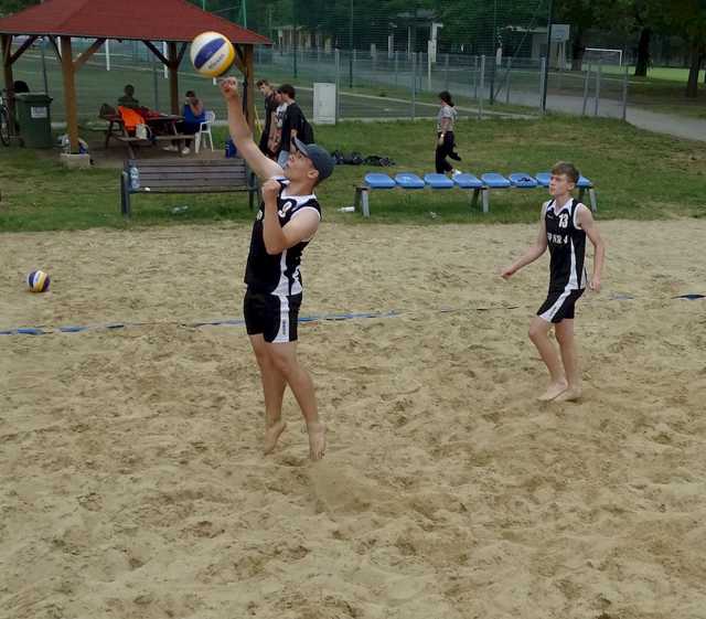 [FOTO] Zacięta rywalizacja chłopców z klas 7-8 w plażówce rozstrzygnięta