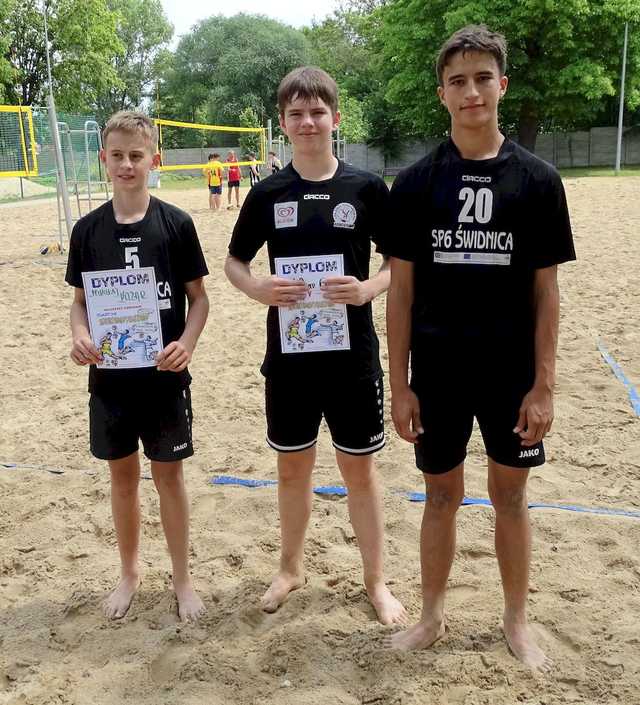 [FOTO] Zacięta rywalizacja chłopców z klas 7-8 w plażówce rozstrzygnięta