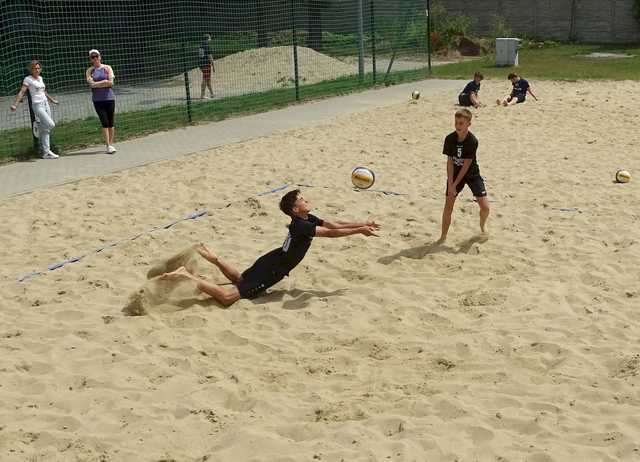 [FOTO] Zacięta rywalizacja chłopców z klas 7-8 w plażówce rozstrzygnięta