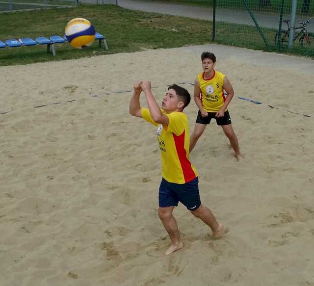 [FOTO] Zacięta rywalizacja chłopców z klas 7-8 w plażówce rozstrzygnięta