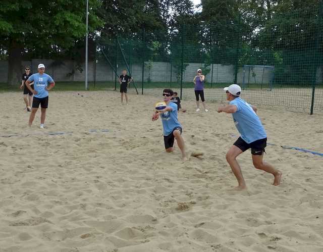 [FOTO] Zacięta rywalizacja chłopców z klas 7-8 w plażówce rozstrzygnięta
