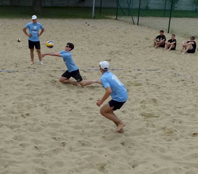[FOTO] Zacięta rywalizacja chłopców z klas 7-8 w plażówce rozstrzygnięta