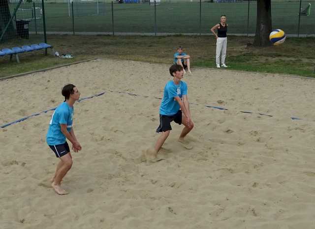 [FOTO] Zacięta rywalizacja chłopców z klas 7-8 w plażówce rozstrzygnięta