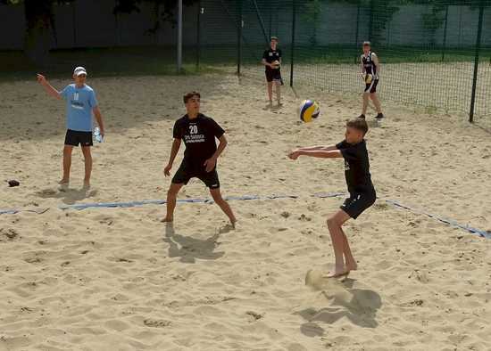 [FOTO] Zacięta rywalizacja chłopców z klas 7-8 w plażówce rozstrzygnięta