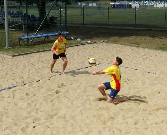 [FOTO] Zacięta rywalizacja chłopców z klas 7-8 w plażówce rozstrzygnięta