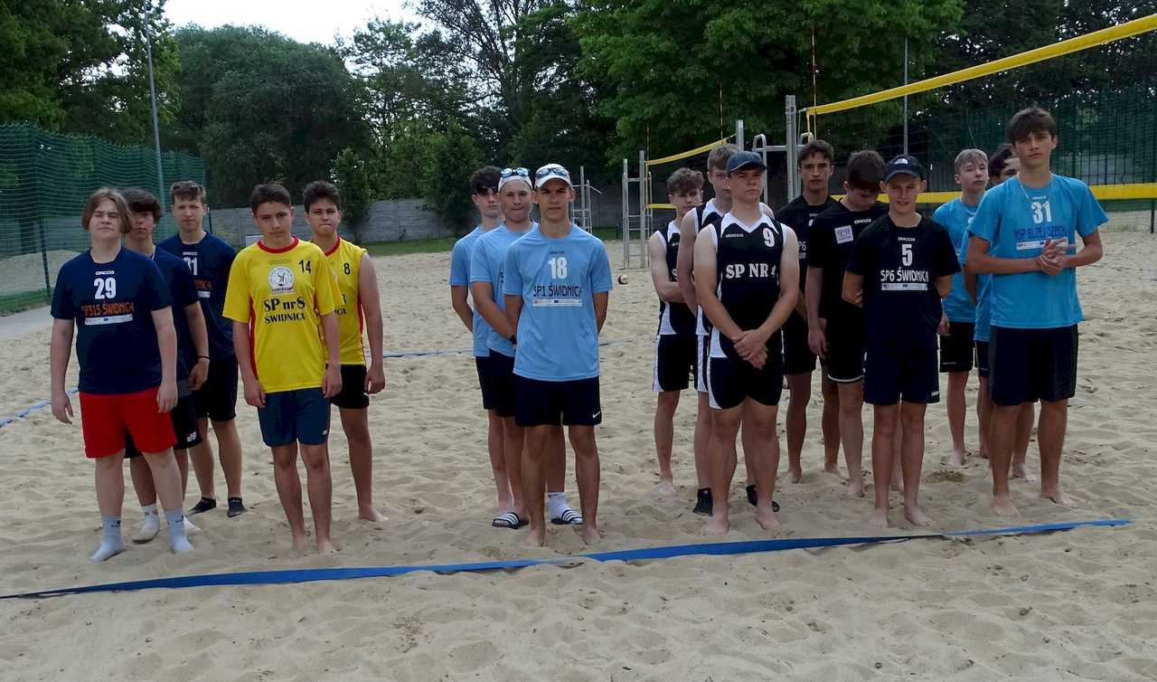 [FOTO] Zacięta rywalizacja chłopców z klas 7-8 w plażówce rozstrzygnięta
