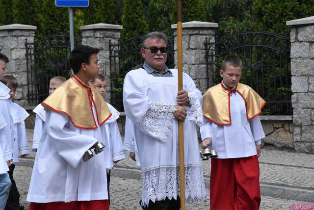 [FOTO] Tłum wiernych przeszedł w procesji z okazji Bożego Ciała w Strzegomiu