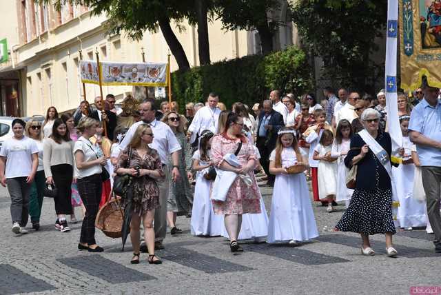 [FOTO] Tłum wiernych przeszedł w procesji z okazji Bożego Ciała w Strzegomiu