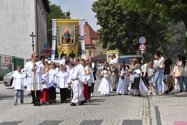[FOTO] Tłum wiernych przeszedł w procesji z okazji Bożego Ciała w Strzegomiu