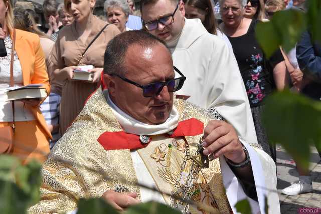 [FOTO] Tłum wiernych przeszedł w procesji z okazji Bożego Ciała w Strzegomiu
