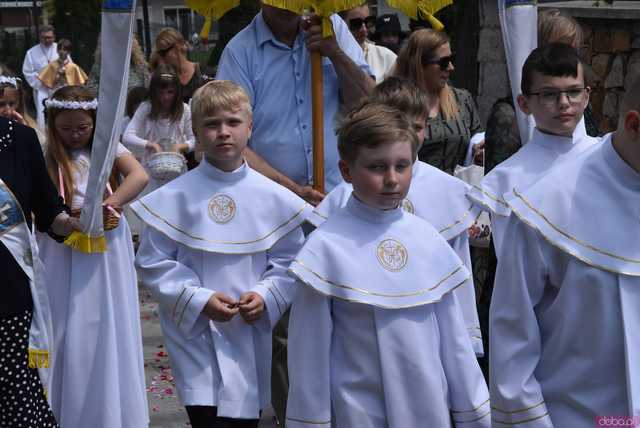 [FOTO] Tłum wiernych przeszedł w procesji z okazji Bożego Ciała w Strzegomiu