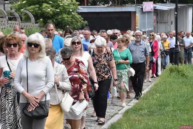 [FOTO] Tłum wiernych przeszedł w procesji z okazji Bożego Ciała w Strzegomiu