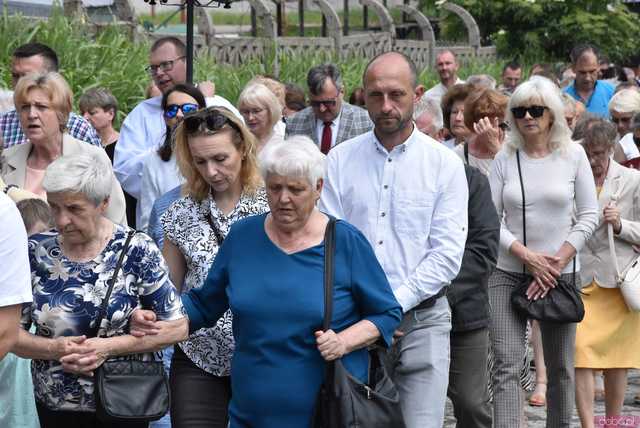 [FOTO] Tłum wiernych przeszedł w procesji z okazji Bożego Ciała w Strzegomiu
