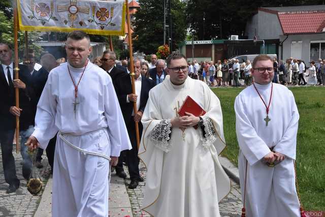 [FOTO] Tłum wiernych przeszedł w procesji z okazji Bożego Ciała w Strzegomiu