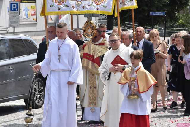 [FOTO] Tłum wiernych przeszedł w procesji z okazji Bożego Ciała w Strzegomiu