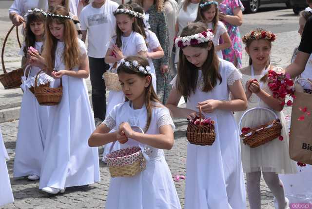 [FOTO] Tłum wiernych przeszedł w procesji z okazji Bożego Ciała w Strzegomiu