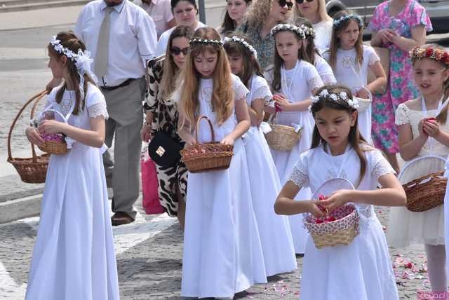 [FOTO] Tłum wiernych przeszedł w procesji z okazji Bożego Ciała w Strzegomiu