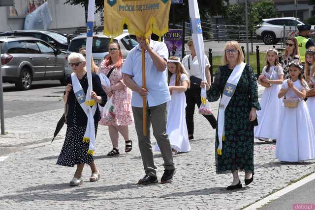 [FOTO] Tłum wiernych przeszedł w procesji z okazji Bożego Ciała w Strzegomiu