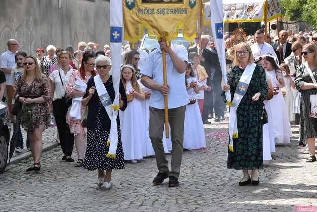 [FOTO] Tłum wiernych przeszedł w procesji z okazji Bożego Ciała w Strzegomiu