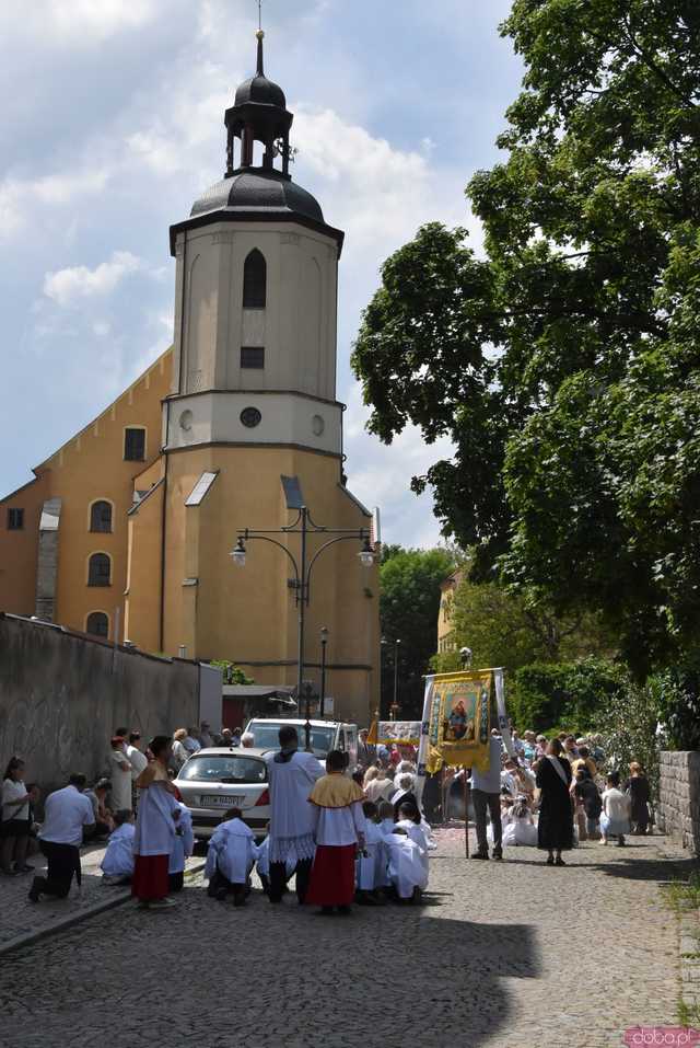 [FOTO] Tłum wiernych przeszedł w procesji z okazji Bożego Ciała w Strzegomiu