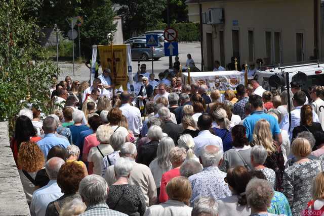 [FOTO] Tłum wiernych przeszedł w procesji z okazji Bożego Ciała w Strzegomiu