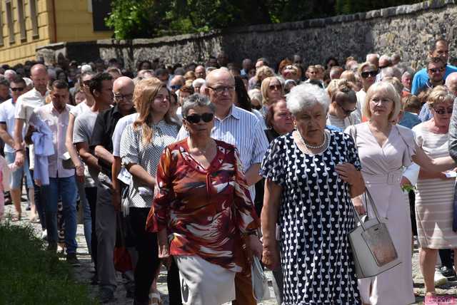 [FOTO] Tłum wiernych przeszedł w procesji z okazji Bożego Ciała w Strzegomiu