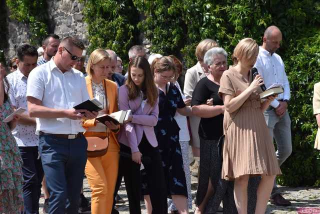[FOTO] Tłum wiernych przeszedł w procesji z okazji Bożego Ciała w Strzegomiu