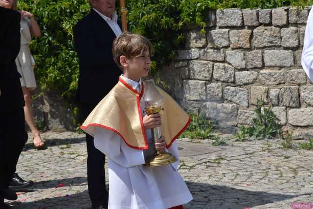 [FOTO] Tłum wiernych przeszedł w procesji z okazji Bożego Ciała w Strzegomiu