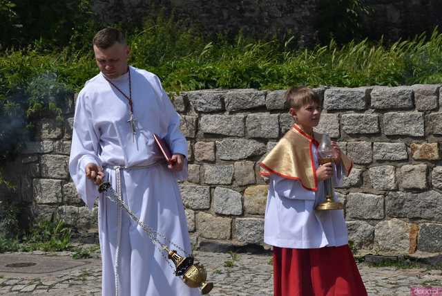 [FOTO] Tłum wiernych przeszedł w procesji z okazji Bożego Ciała w Strzegomiu