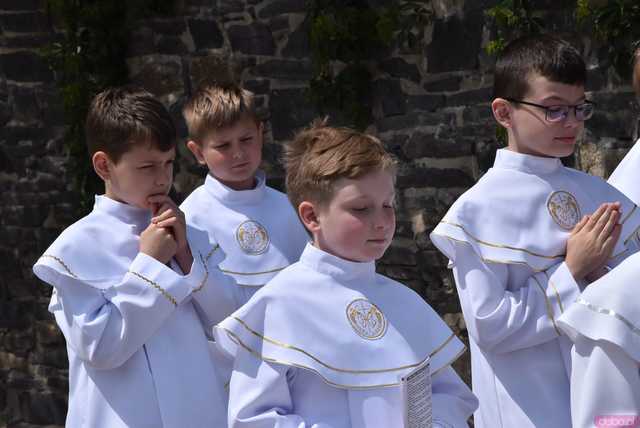 [FOTO] Tłum wiernych przeszedł w procesji z okazji Bożego Ciała w Strzegomiu