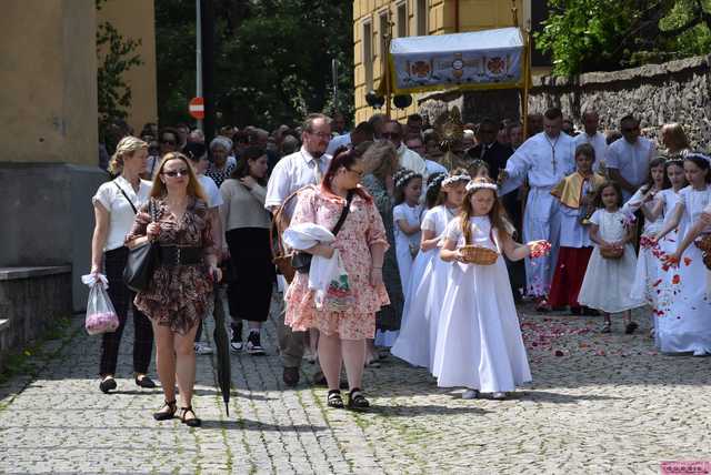 [FOTO] Tłum wiernych przeszedł w procesji z okazji Bożego Ciała w Strzegomiu