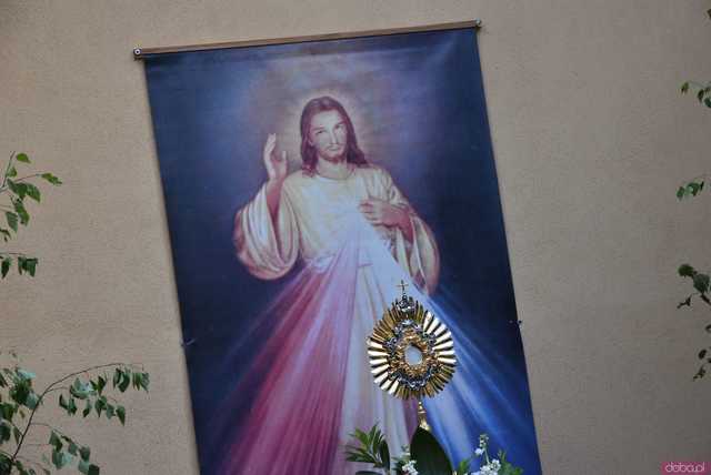 [FOTO] Tłum wiernych przeszedł w procesji z okazji Bożego Ciała w Strzegomiu
