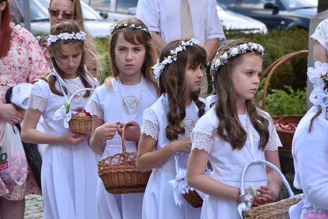 [FOTO] Tłum wiernych przeszedł w procesji z okazji Bożego Ciała w Strzegomiu