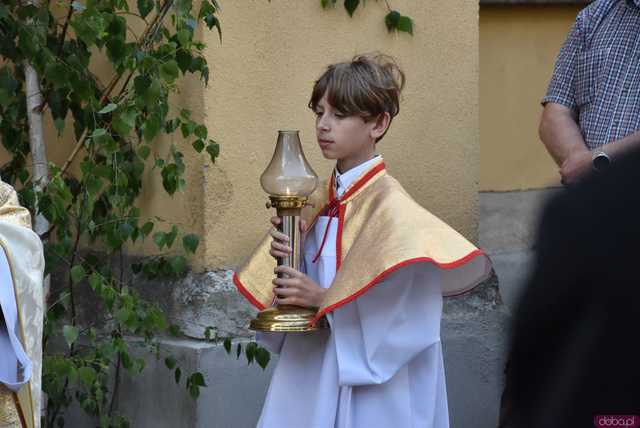 [FOTO] Tłum wiernych przeszedł w procesji z okazji Bożego Ciała w Strzegomiu