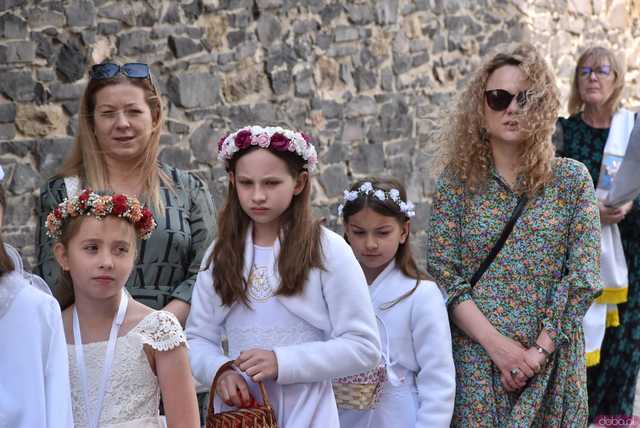 [FOTO] Tłum wiernych przeszedł w procesji z okazji Bożego Ciała w Strzegomiu