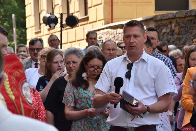 [FOTO] Tłum wiernych przeszedł w procesji z okazji Bożego Ciała w Strzegomiu