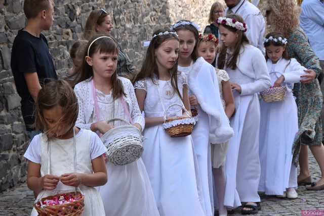 [FOTO] Tłum wiernych przeszedł w procesji z okazji Bożego Ciała w Strzegomiu
