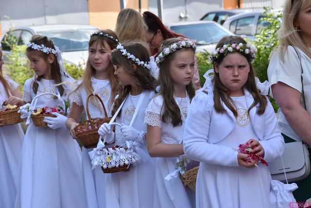 [FOTO] Tłum wiernych przeszedł w procesji z okazji Bożego Ciała w Strzegomiu