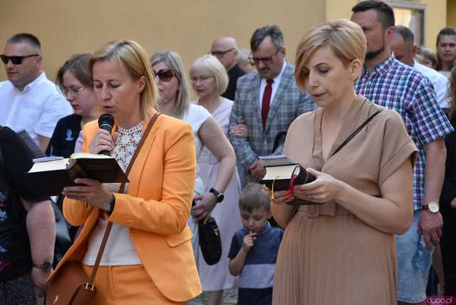 [FOTO] Tłum wiernych przeszedł w procesji z okazji Bożego Ciała w Strzegomiu