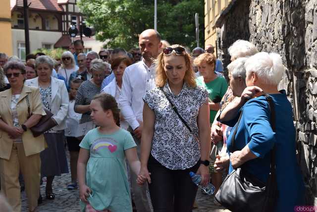 [FOTO] Tłum wiernych przeszedł w procesji z okazji Bożego Ciała w Strzegomiu