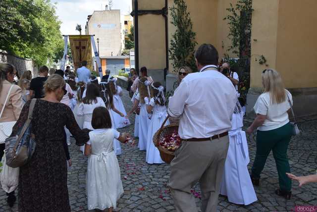 [FOTO] Tłum wiernych przeszedł w procesji z okazji Bożego Ciała w Strzegomiu