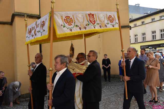 [FOTO] Tłum wiernych przeszedł w procesji z okazji Bożego Ciała w Strzegomiu