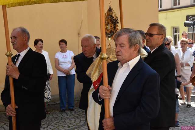 [FOTO] Tłum wiernych przeszedł w procesji z okazji Bożego Ciała w Strzegomiu