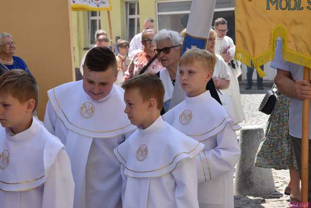 [FOTO] Tłum wiernych przeszedł w procesji z okazji Bożego Ciała w Strzegomiu