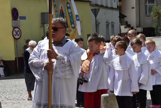 [FOTO] Tłum wiernych przeszedł w procesji z okazji Bożego Ciała w Strzegomiu