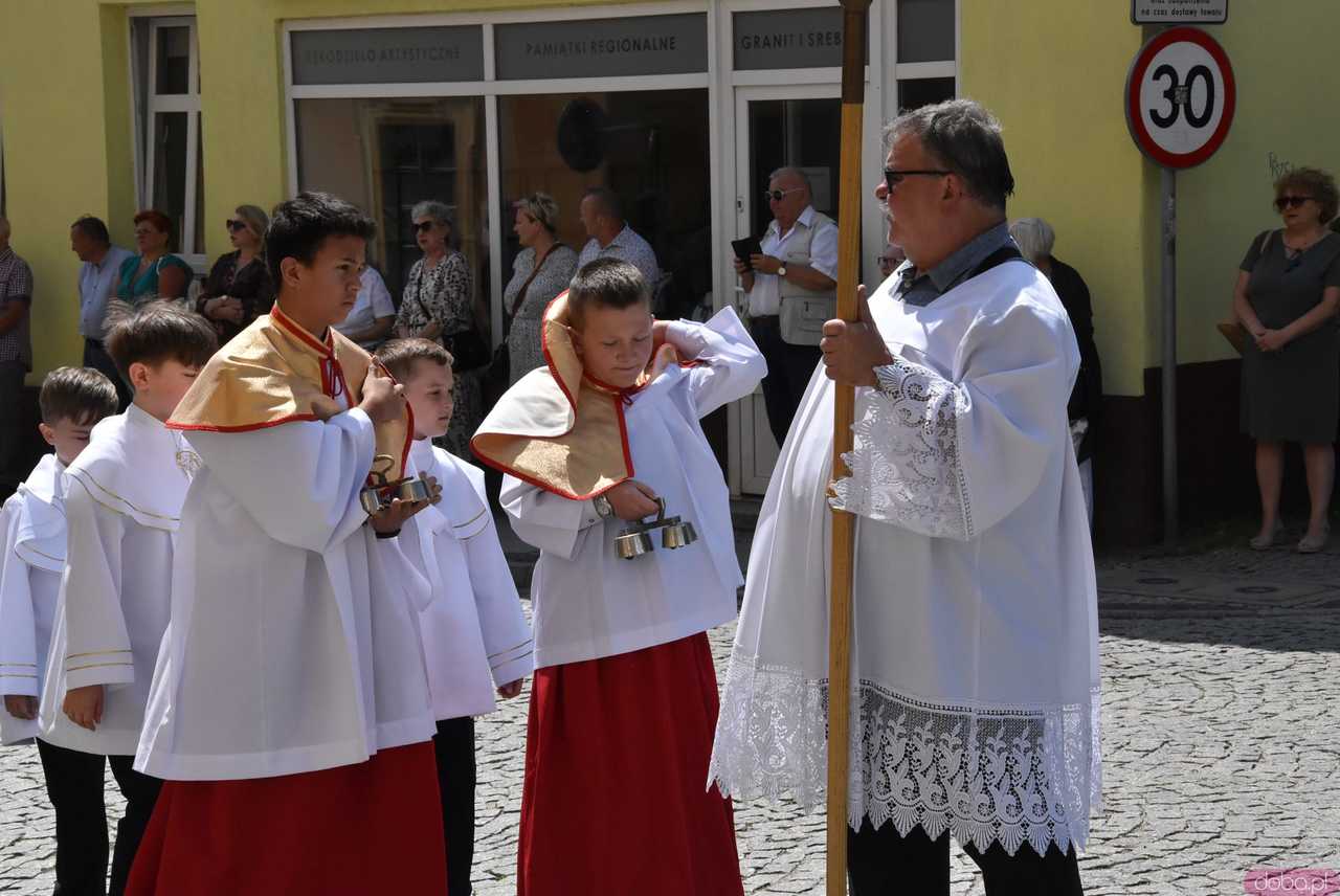 [FOTO] Tłum wiernych przeszedł w procesji z okazji Bożego Ciała w Strzegomiu
