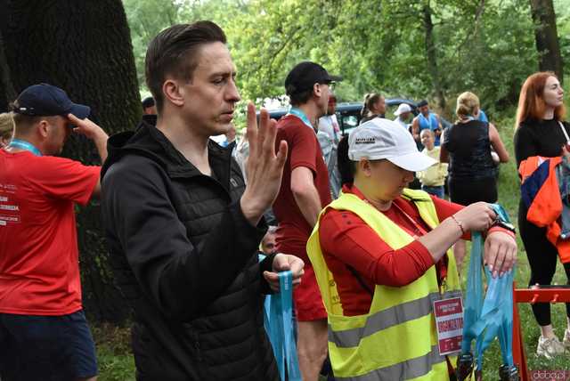 [WIDEO/FOTO] Pobiegli alejkami Parku Strzelnica w letniej odsłonie Świdnickich Biegów Parkowych