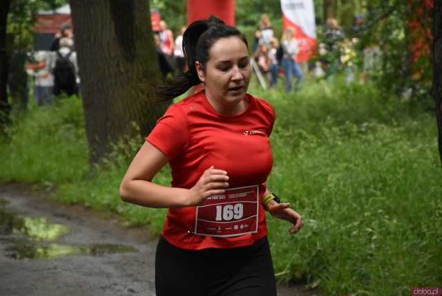 [WIDEO/FOTO] Pobiegli alejkami Parku Strzelnica w letniej odsłonie Świdnickich Biegów Parkowych